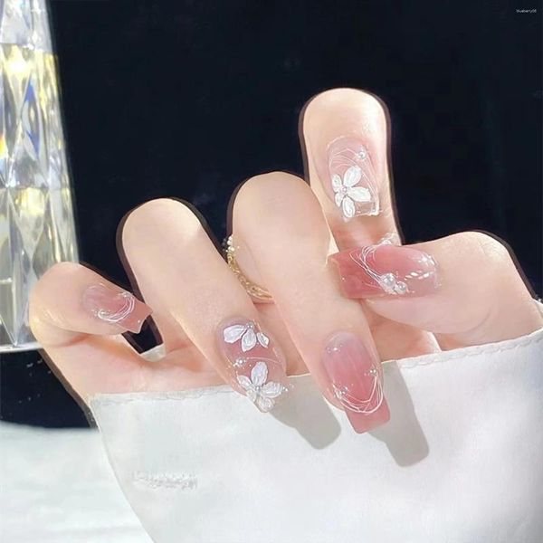 Накладные ногти с белыми цветами и жемчугом. Благородный и элегантный стиль маникюра для женщин и девушек. Маникюрный салон