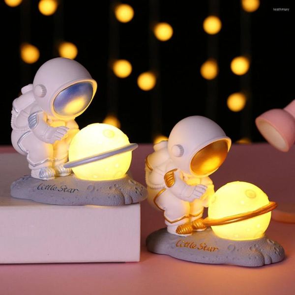 Luci notturne Lampada da astronauta creativa Lampada multifunzionale per cartoni animati Romantica decorazione per camera da letto da comodino a LED decorativa