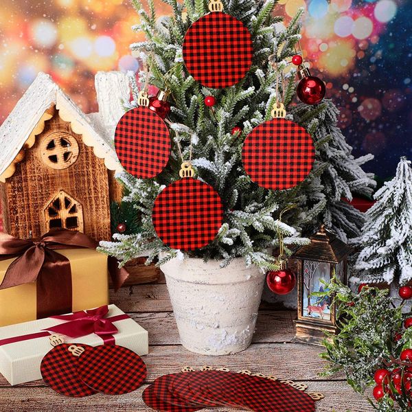 Decoração de árvore de natal xadrez vermelha e preta, listagem de lascas de madeira redonda, atmosfera de natal decorada, cena de pingente de madeira