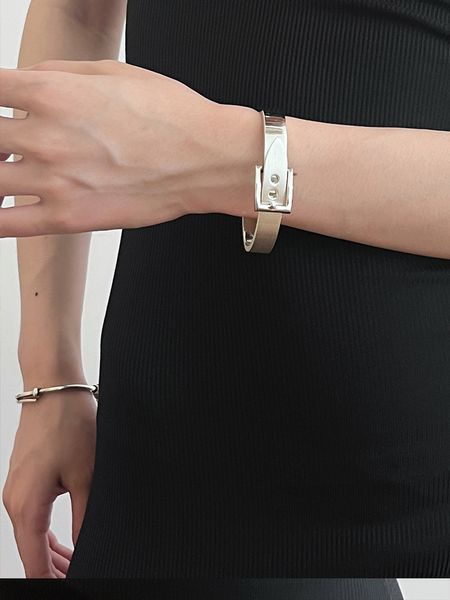 ampio braccialetto a strisce a goccia irregolare in oro bianco nero di lusso di un designer francese di nicchia con anello per bracciale smaltato aperto per donna e ragazza