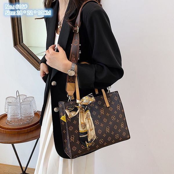 Großhandel Damen-Umhängetaschen im Hongkong-Stil und exotische Alphabet-Handtasche, elegante Band-Damen-Einkaufstasche, große Kapazität, doppelseitige farbige Lederhandtaschen 616#