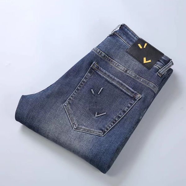 Jeans da uomo firmati primavera 23 nuovi uomini piccoli dritti slim stretch tutti i giovani pantaloni alla moda coreani slim lettere in metallo