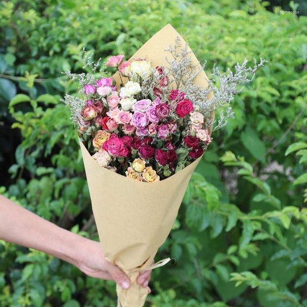 Dekorativer Blumenstrauß aus getrockneten Rosen, natürliche Luft, nordischer Wind, Zuhause, Wohnzimmer, Dekoration, klein und frisch