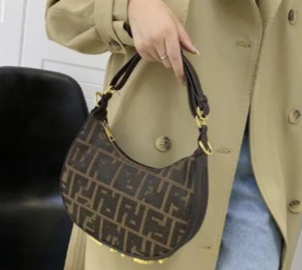 2024 Borse a tracolla di marca Estate nuova tendenza all-match borsa a tracolla da donna in pelle catena moda Grils samll borsa a tracolla borse da polso marrone