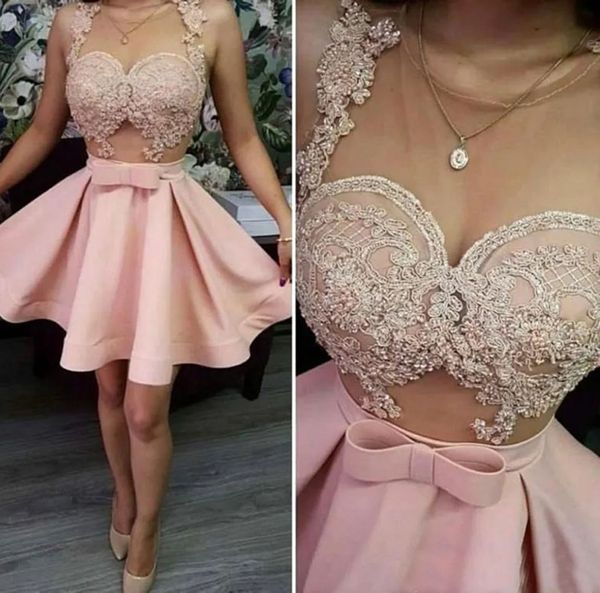 Cocktailkleider, Party, Abschlussballkleid, Reißverschluss, Übergröße, individuell, A-Linie über dem Knie, Mini-O-Ausschnitt, ärmellos, Satin, rosa Schleife, Illusionsapplikation