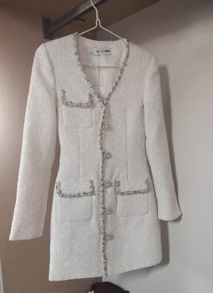 Auto retrato2023 outono/inverno novo branco com decote em v manga longa terno feminino fino ajuste estilo diamante incorporação luz vestido de luxo