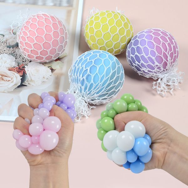 6 cm dreifarbige Verfärbung TPR weich klebender Pektin-Traubenball Spielzeug Pinch Rainbow Dekompressionsball Squeeze Ball