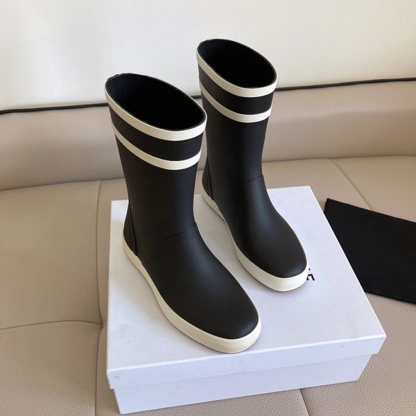 Top-Qualität, hohe knöchellange Regenstiefel, kniehohe Stiefel, runde Zehen, flache Bottes-Absätze, Markenlogo, Naturkautschuk, Slip-on, Damen-Luxusdesigner, Freizeitschuhe, Fabrikschuhe