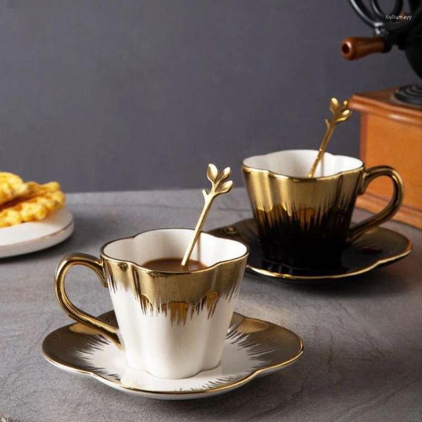 Tazze Piattini Nordic Luxury Gold Petal Tazza da caffè in ceramica e piattino Piccolo set da tè pomeridiano per la casa Amanti