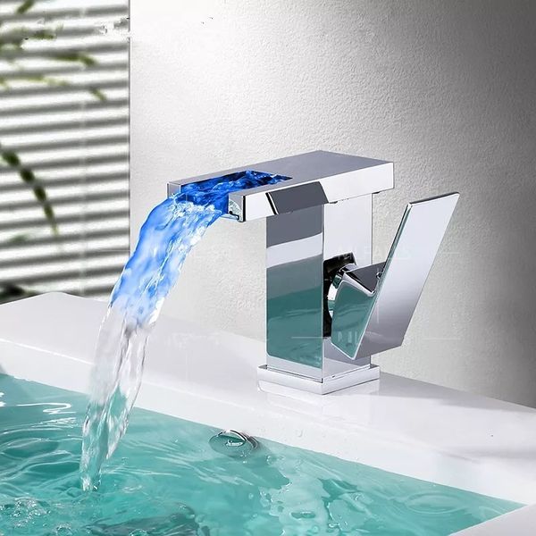 Rubinetti per lavandino del bagno BAKALA LED Lavabo da bagno Montato su ponte Cascata e miscelatore acqua fredda Rubinetto per gru Rubinetti per lavabo 230406