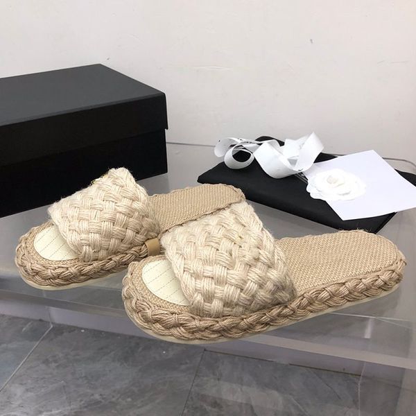 Pantofole da donna Designer Sandali piatti Corda di canapa Intrecciate a mano Infradito semplici e squisite Scarpe da pescatore Scarpe da spiaggia retrò Decorazione con fibbia in metallo 2369