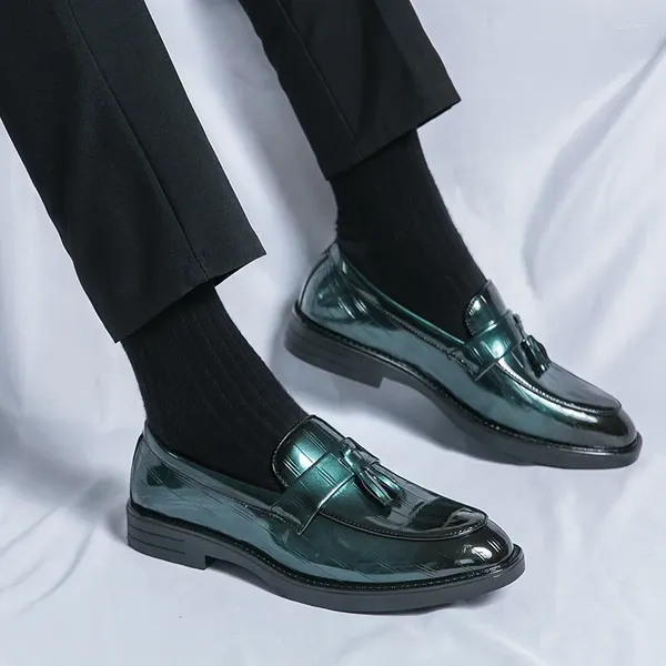 Модельные туфли, большие размеры 45, 2023, деловые зеленые мужские туфли с яркими острыми носками, деловые мужские туфли без шнуровки с бахромой, мужские социальные туфли Sapato Sosial