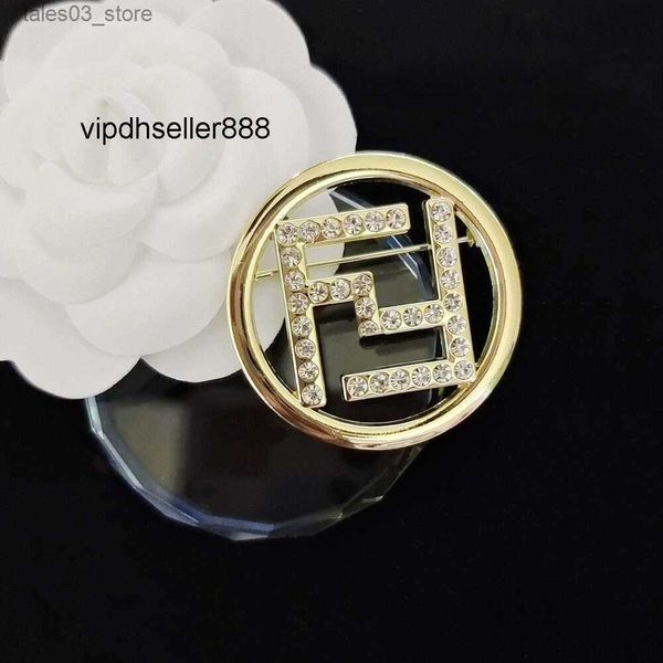 Pins Broschen Stempel FBrand Perle Designer Brosche 18 Karat Gold G Abzeichen Schmuck Geschenk Flip Kragen Unisex Vielseitig Kleid Vintage Schwarz B Q231107