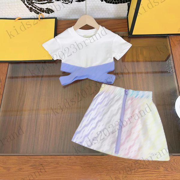 Luxusmädchenkleidersätze Kreuz-elastischer Taillen-Rock Zweiteiler Designer-Rosafarben-T-Shirts 2023 High-End-Mädchen-T-Shirt mit kurzen Ärmeln aus Baumwolle mit Reißverschlussrock