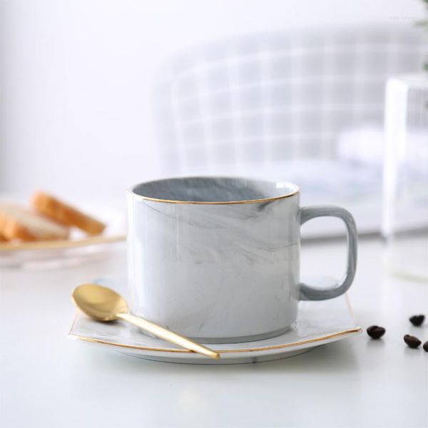 Xícaras de pires soltarem o café de mármore xícara de leite da tarde para chá de ouro cerâmica e café da manhã em casa