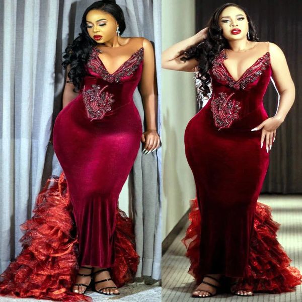 2023 Borgonha Vestidos de Noite Plus Size Sereia Sem Mangas Ilusão Cristais Frisados Veludo Babados Sweep Train Plus Size Vestido de Baile Formal Vestidos Personalizados