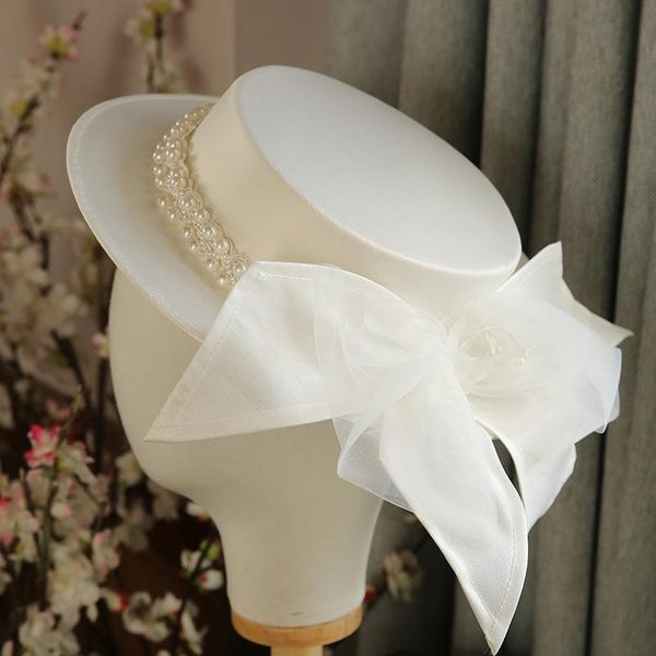 Cappelli a tesa avara Cappello Fedora a punta piatta elegante francese con perle da donna Primavera ed estate Gita alla moda Abito da sposa britannico tutto-fiammifero