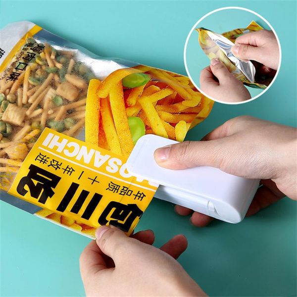 100pcs/lote clipes portáteis clipes de aquecimento com embalagem plástica saco de armazenamento saco de armazenamento mini selador de adesivo manual alimentos lanches de cozinha gadgets de cozinha