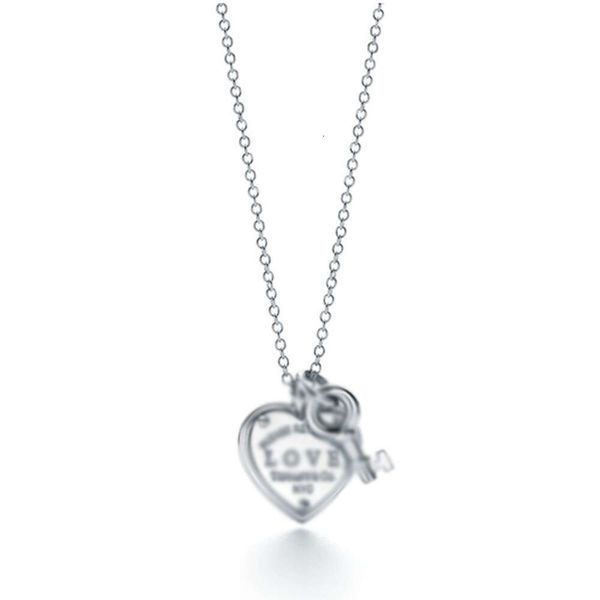 Designer classico Small Luxury T Famiglia T Pure Silver Peach Heart Lock Key Cocklace Love Cipollata a ciondolo con gioielleria Mijin 18K.