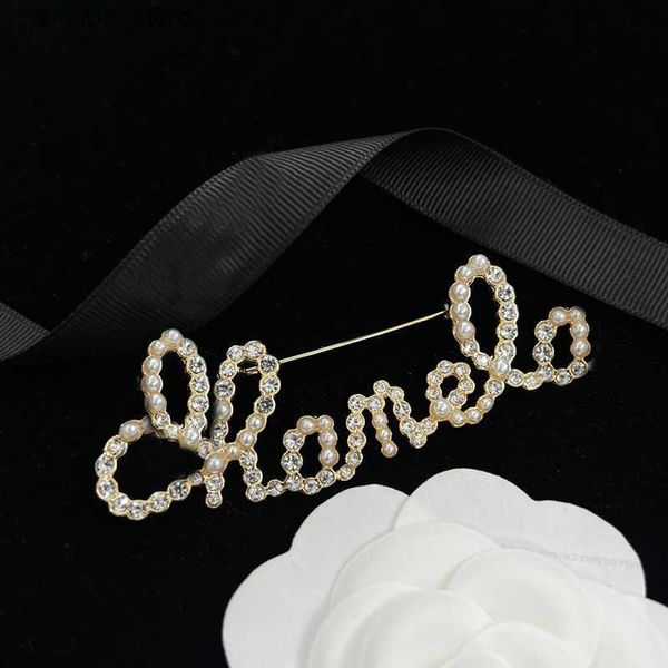 Spille Spille 10 stili Spille di marca mista Spilla di design di lusso Famosa Broche Donna Diamante Nappa Abito Abito Pin Gioielli da donna Regali di Natale Matrimonio Q231107