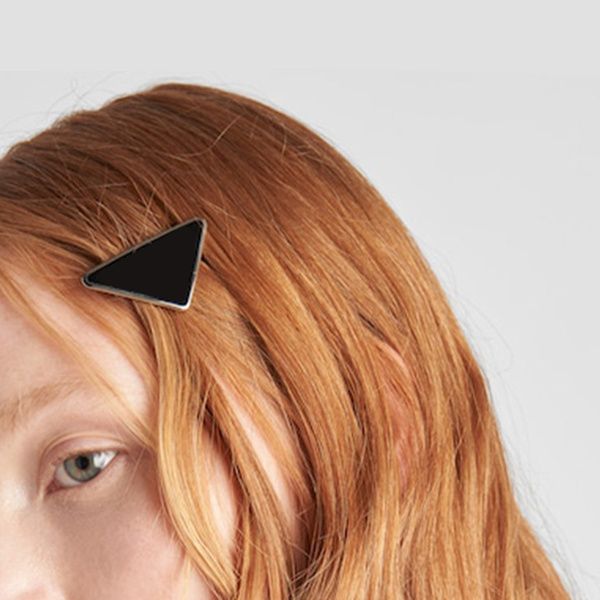 Un paio di fermagli per capelli a triangolo in metallo con timbro da donna, ragazza, triangolo, lettera, mollette, moda, designer di capelli, accessori per gioielli, regalo