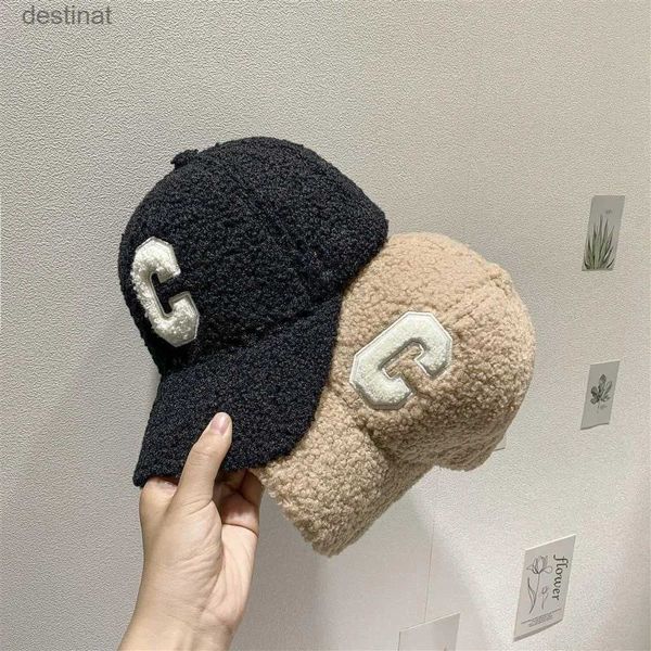 Berretti invernali agnello berretto da baseball donna coreano lettera C berretti moda uomo pantaloni a vita bassa INS peluche caldo semplice cappello con visiera causale all'aperto capsL231106