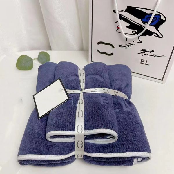 Conjunto de toalhas de banho de designer de luxo conjunto de duas peças carta impressão de aço quatro cores coral pelúcia toalha de banho chuveiro absorção de umidade secagem rápida toalha de praia caixa de presente