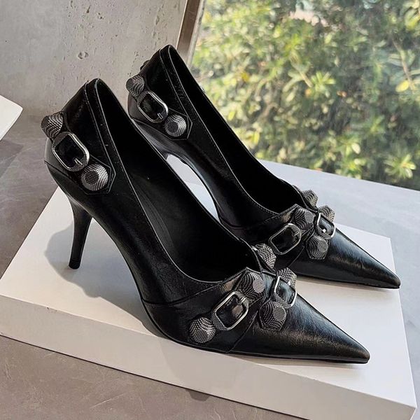 Schwarze Lammfell-Pumps, Nietenschnalle, verzierte Slip-On-Pumps mit spitzer Zehenpartie, Slip-on-Stiletto-Stil, modischer Abend, hochwertige Damen-Designer-Abendschuhe