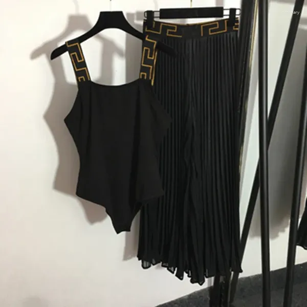 Vestido de duas peças feminino preto conjuntos de cinta de espaguete macacão bodysuits topos e meados longo saia plissada feminino terno sexo conjunto