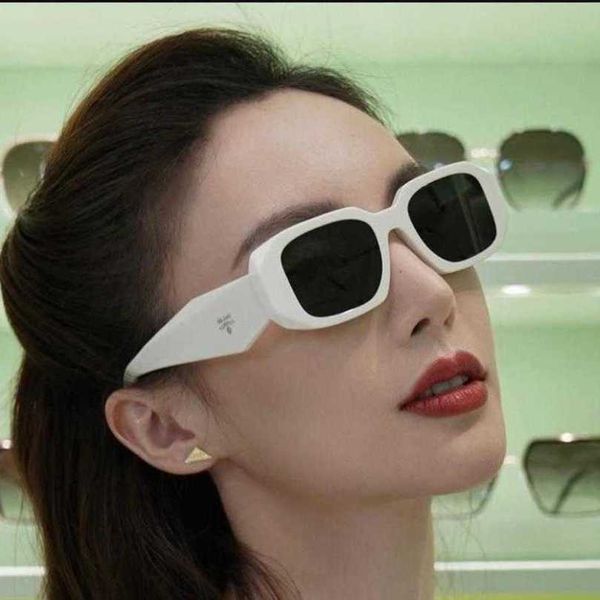 2023 Modedesigner Neue Sonnenbrille Jinchen die gleichen Frauen großes Gesicht dünnes rotes Buchnetz unregelmäßige Männer