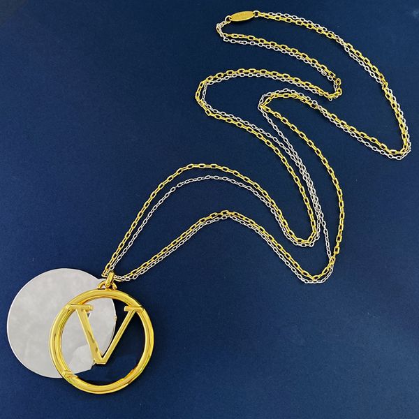 Collana estesa da donna alla moda di lusso doppio colore doppio strato collana estesa lettera ciondolo a disco grande in metallo per gioielli di design da donna collana in rame con ciondolo di alta qualità