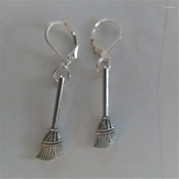 Orecchini pendenti con ciondolo a forma di scopa in metallo, colore argento tibetano, a tema Halloween, con gancio posteriore a leva pendente