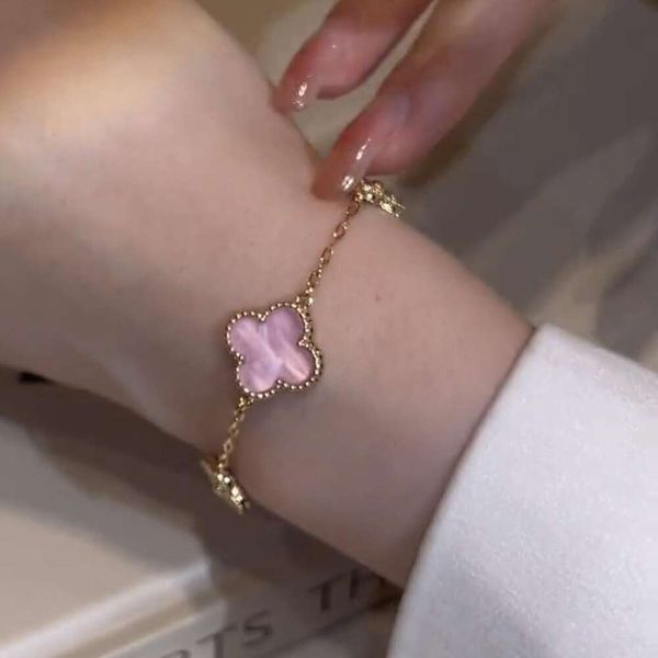 Bracciale di Van Clover Designer Bracciale Pink Bracciale a quattro foglie con micro intarsio di zircone piccolo dolce dolce e leggero stile di lusso di lusso per donne