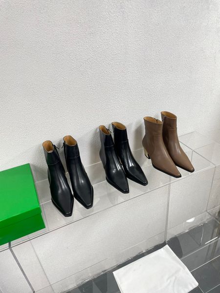 Solas grossas de cor sólida tubo alto pontiagudo cabeça dourada com botas da moda 2023 outono e inverno nova moda tudo-em-um botas altas na coxa Armazém local