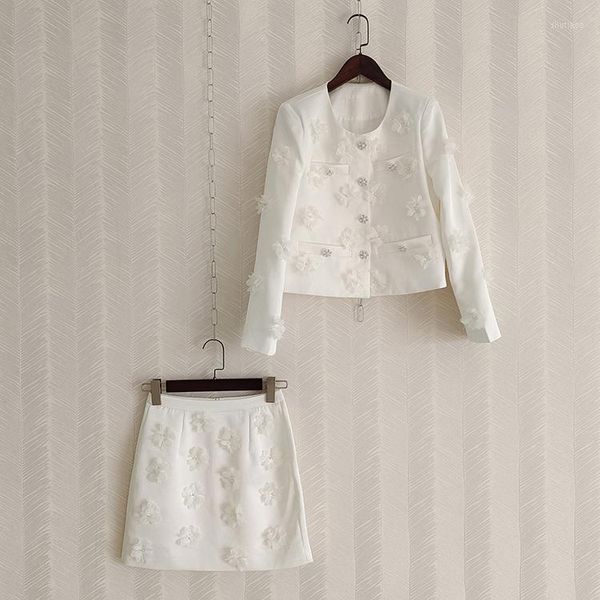 Vestidos de trabalho Women Derss Conjuntos 2 PCs Terne White Jacket Mini Skirt Office 3D Apliques Pérolas Pérolas Conjunto de casaco de bordado