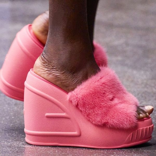 Flipers de moda Mink Suede cunhas sandálias de salto alto 9 cm de pele de carneiro