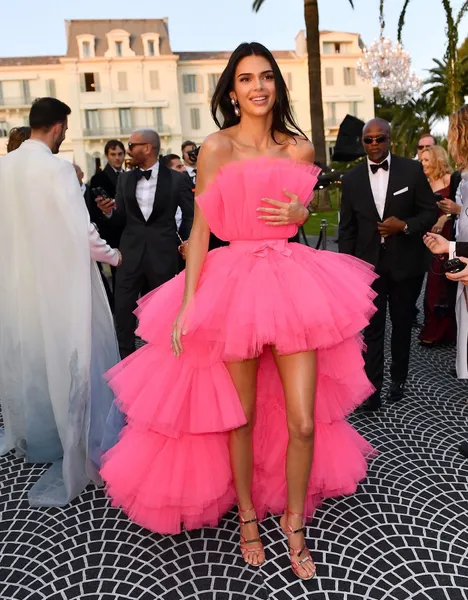 Kendall Jenner Fuchsia Prom Elbiseler Yüksek Düşük Straplez Katmanlı Tuzlu Tül Yay Akşam Kamu Gowns 2023 Resmi Parti Yeni