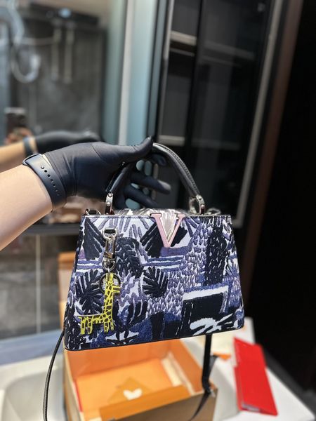 23SS Женская роскошная дизайнерская женская сумка на плечо Ультра широкие подтяжки Классические маленькие цветочные элементы Металлическая пряжка с фурнитурой большой емкости 28 см