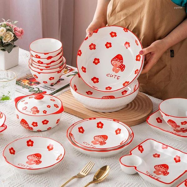 Piatti Simpatico set di ciotole e piatti in ceramica con funghi Decorazione domestica di alta bellezza Mangiare netto Piatto di verdure rosso Insalata di Natale