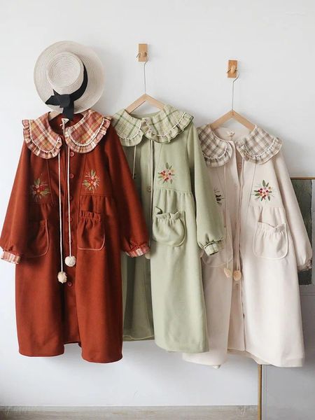 Trenchs pour femmes 2023 automne et hiver col de poupée broderie manteau ample