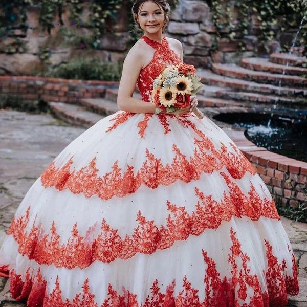 Sweet 16 Quinceanera-Kleider für Mädchen mit Neckholder, ärmellos, Weiß und Rot, Ballkleid, Party-Abschlussballkleid, Spitzenapplikationen, abgestuft, bodenlang, Vestido De 15 Anos