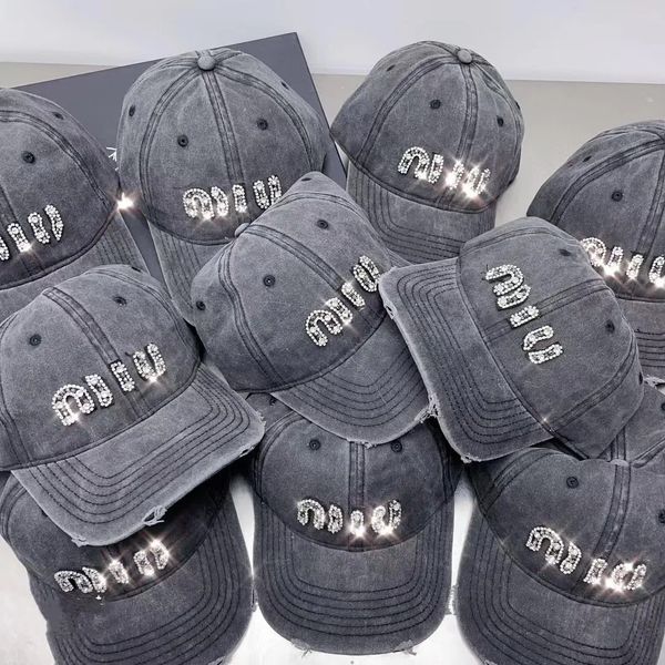 Высокая версия Miu Baseball Hats Женская летняя тяжелая индустрия страза Miu Letter Smoke Grey Cap с небольшой кепкой