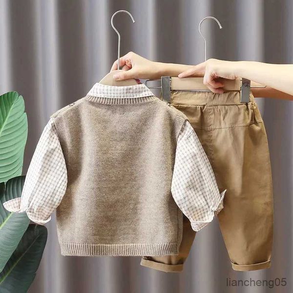 Set di abbigliamento 2023 Baby Spring Set New Boy Gilet Maglione Camicia Jeans Set da tre pezzi Bambino Bambino Bello Autunno Vestiti Suit R231107