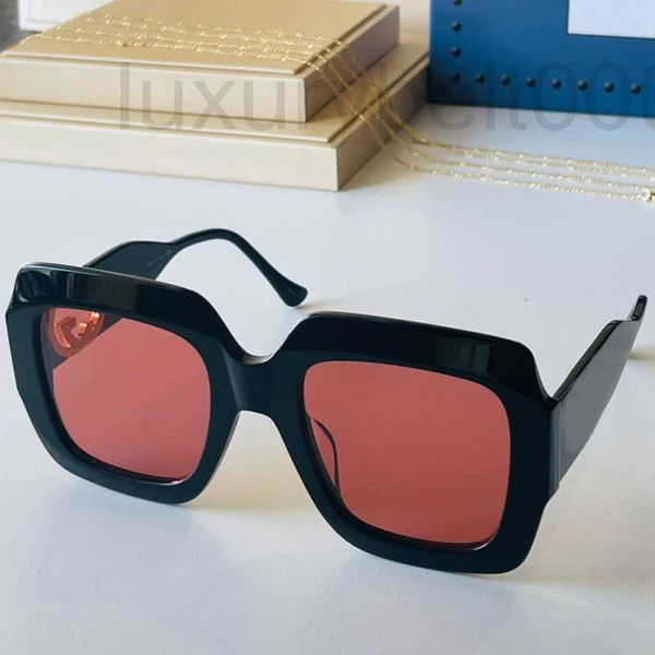 Солнцезащитные очки дизайнерские солнцезащитные очки для женщин квадратная черная фри -личность пустые золотые буквы храм с цепью градиент цветной линз
