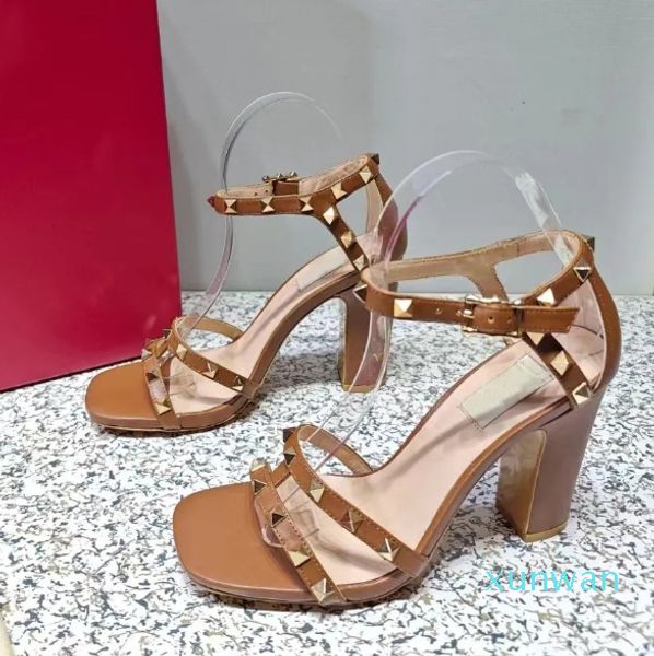 As melhores sandálias femininas de salto alto com rebite decorativo couro tira no tornozelo fivela sapatos de grife de luxo moda 10 cm salto grosso dedo aberto dedo do pé quadrado festa