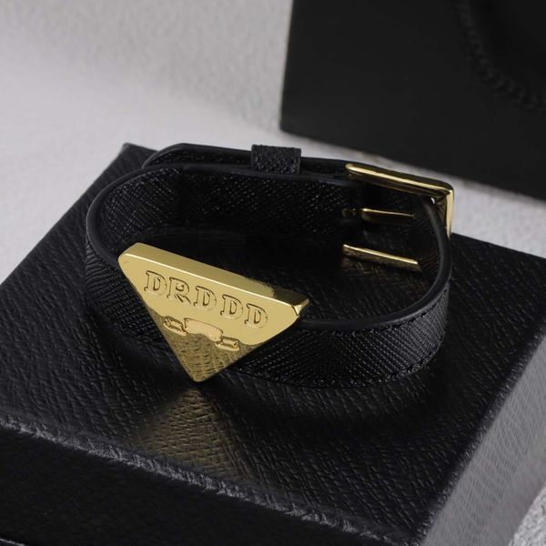 Bracciale di design, cinturino per orologio in pelle nera con triangolo classico di ultimo stile, materiale in ottone di alta qualità in oro 18 carati, semplice ed elegante, matrimonio, festa, regalo