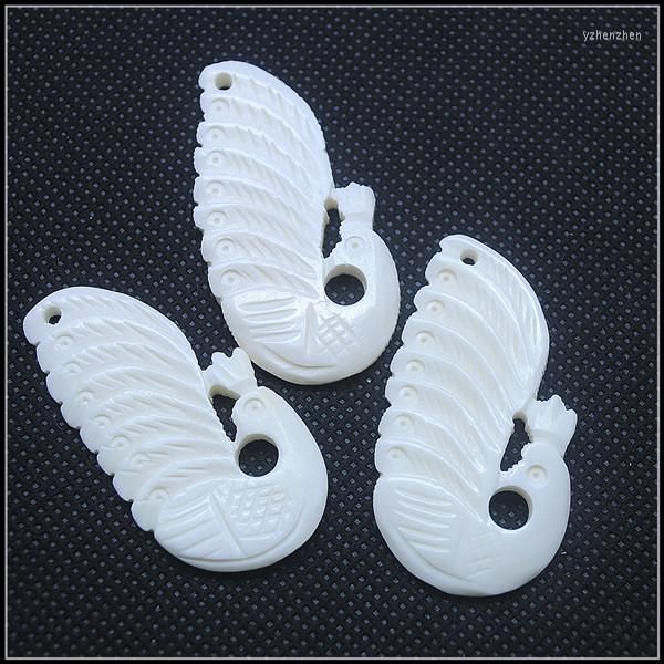 Colares pendentes 2pcs Natureza BONE PENENTES PEACOCK escultura branca Tamanho do atacado 43x22mm