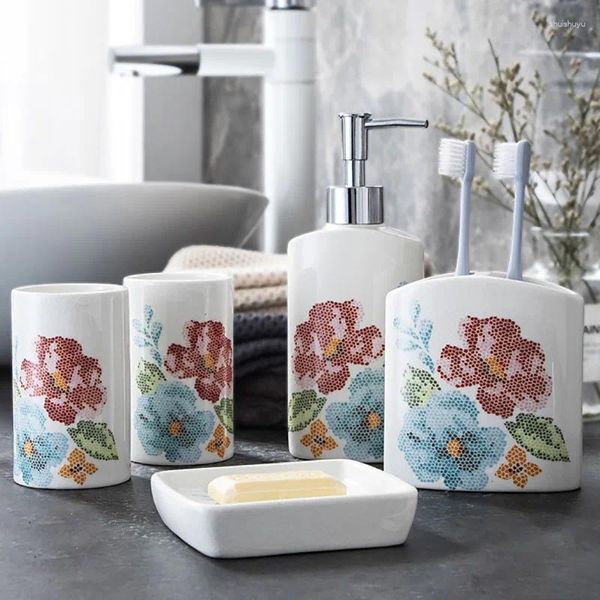 Set di accessori da bagno Europeo bianco da toilette in ceramica Ornamento floreale Bottiglia di lozione Spazzolino da denti Tazza Vassoio di sapone Casa Bagno in cinque pezzi