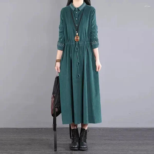 Abiti casual Retro vestito di velluto a coste ricamato per le donne 2023 Autunno Inverno stile coreano allentato vintage elegante gonna da donna