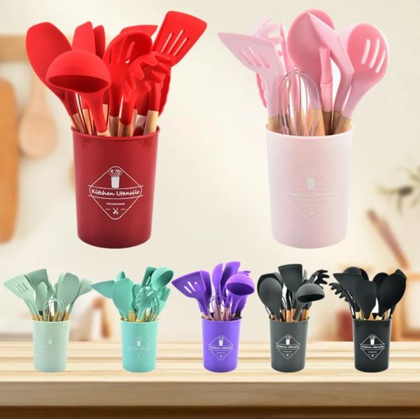 Set di utensili da cucina in silicone 12 pezzi/lotto Cottura con manici in legno Supporto per pentole antiaderenti Cucchiaio Mestolo con intaglio Frusta Pinze Pennello Pasta All'ingrosso a0407